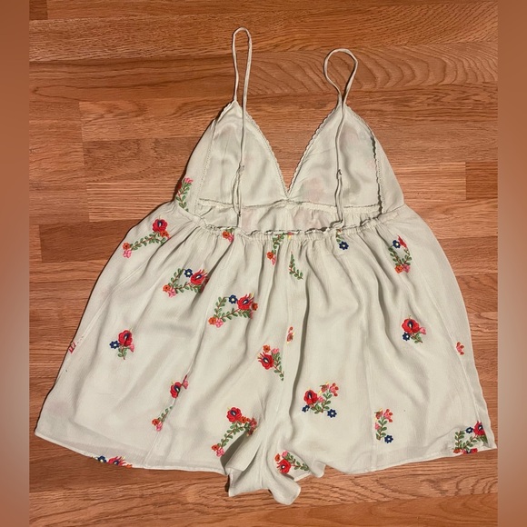 Urban Outfitters Jemma-Belle Embroidered Floral Playsuit Romper Size Medium - Picture 6 of 12